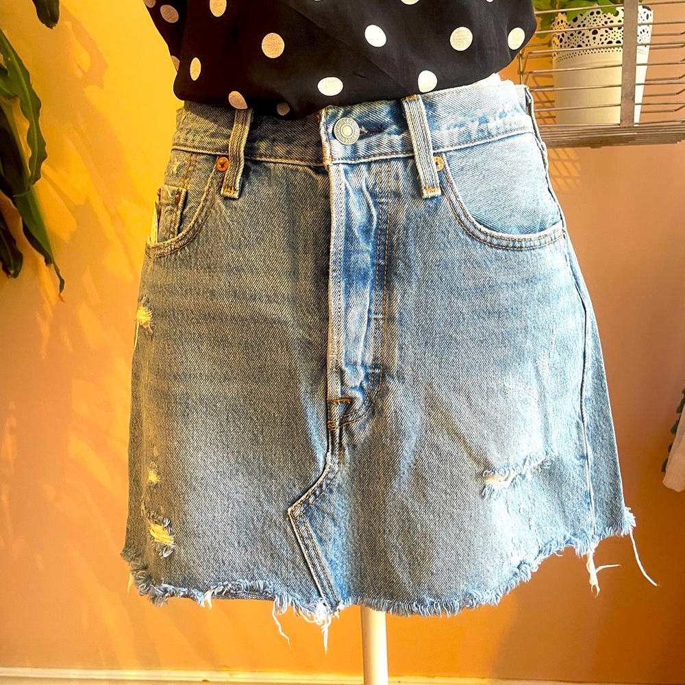 Vintage Levi’s light was denim mini skirt size 27